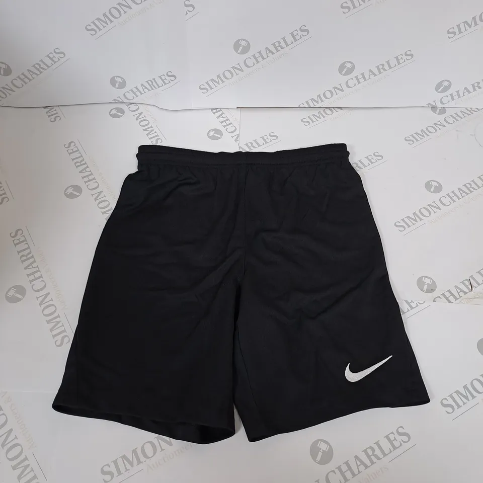 NIKE STANDARD FIT SHORTS SIZE M