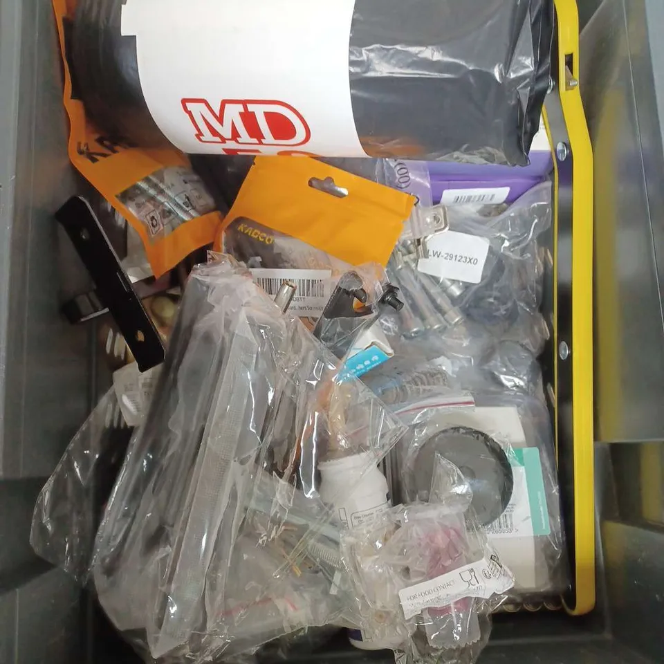 BOX OF ASSORTED HOUSE HOLD ITEMS TO INCLUDE 2IN1 VACUUM - MULITI CLEANING PEN - BIN BANGS 