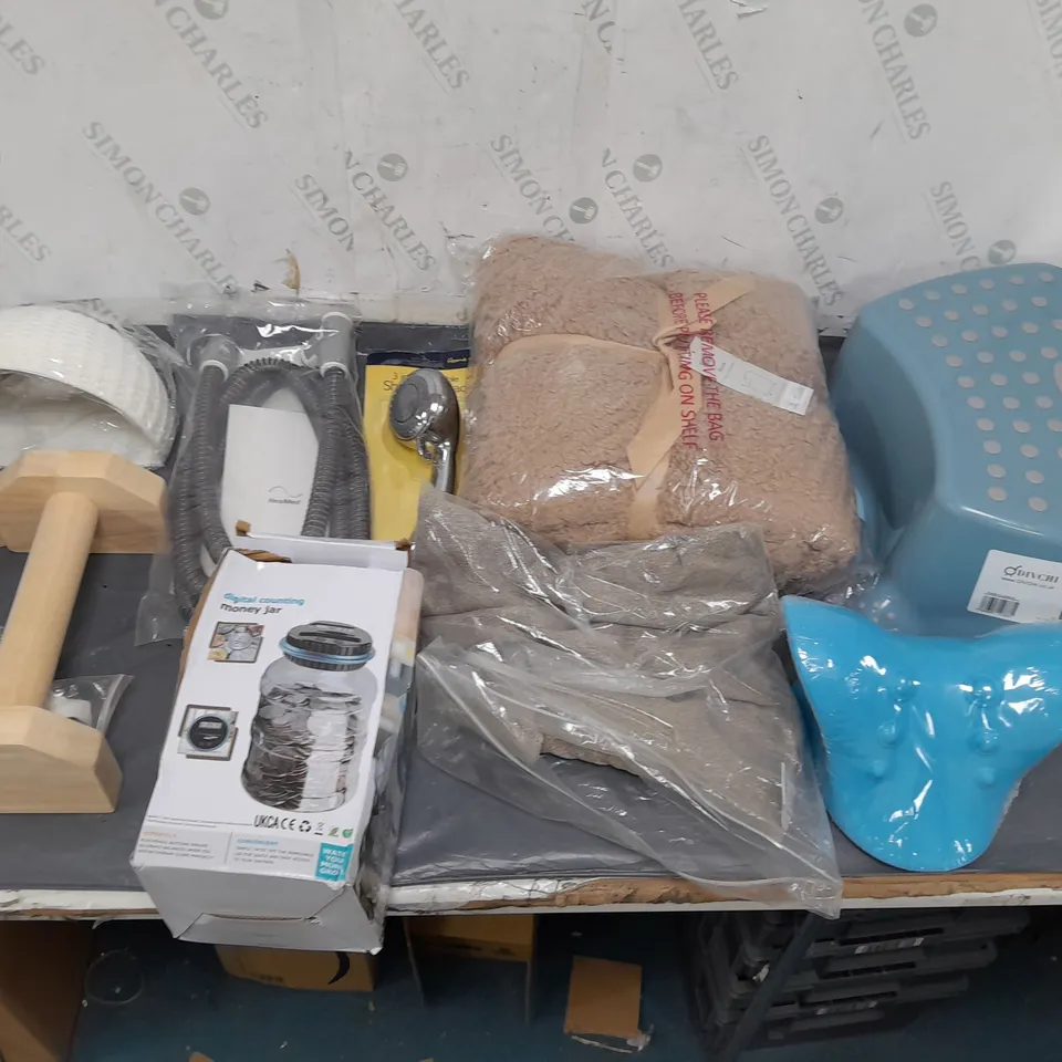 BOX OF APPROXIMATELY 15 ASSORTED HOUSEHOLD ITEMS TO INCLUDE WOODEN UPRIGHT BRACKET, ADJUSTABLE SHOWER HEAD, AND DIGITAL MONEY JAR ETC.