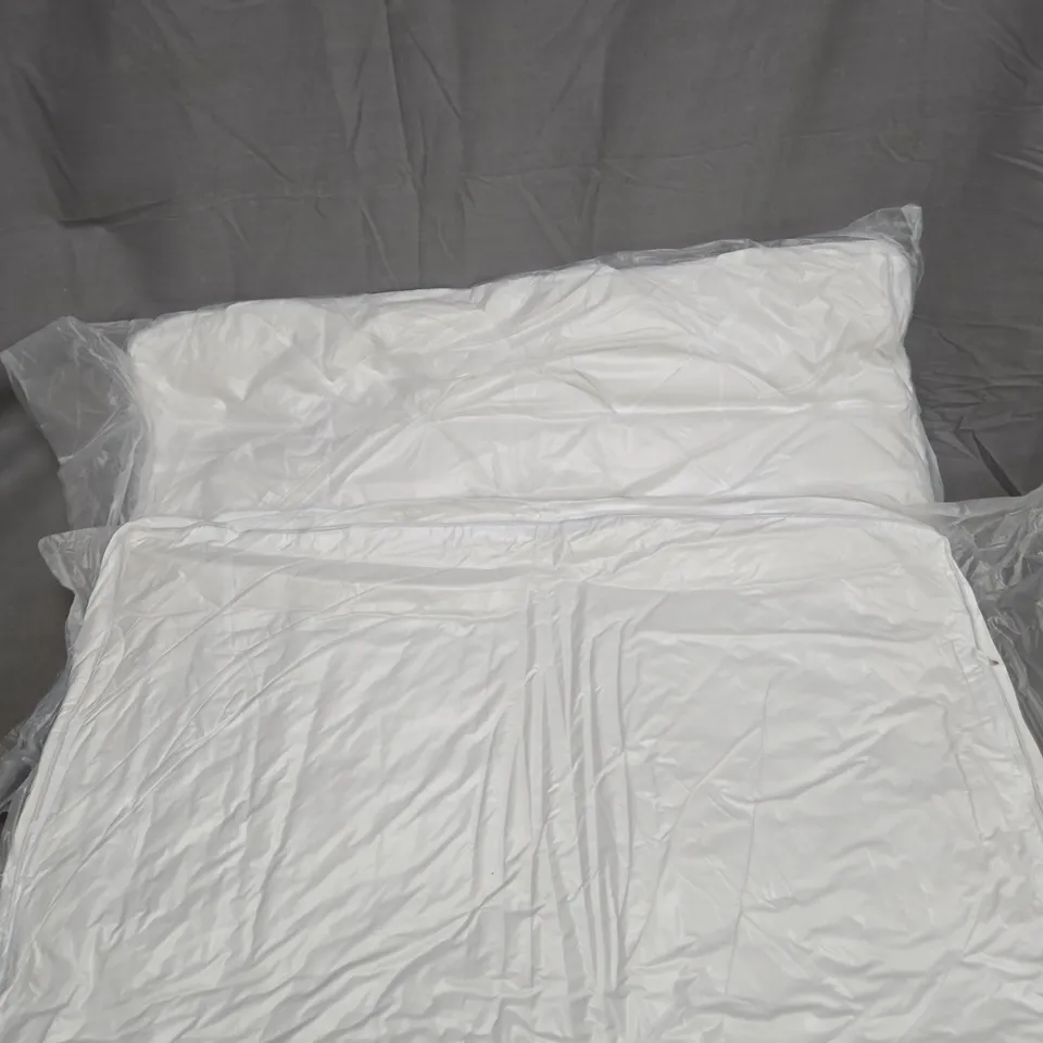 BOX OF APPROXIMATELY 6 BEDDING ITEMS TO INCLUDE A SINGLE DUVET AND PILLOWS