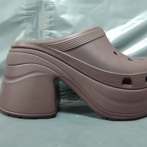 PAIR OF CROCS SIREN CLOGS IN BURGUNDY UK SIZE M3/W4