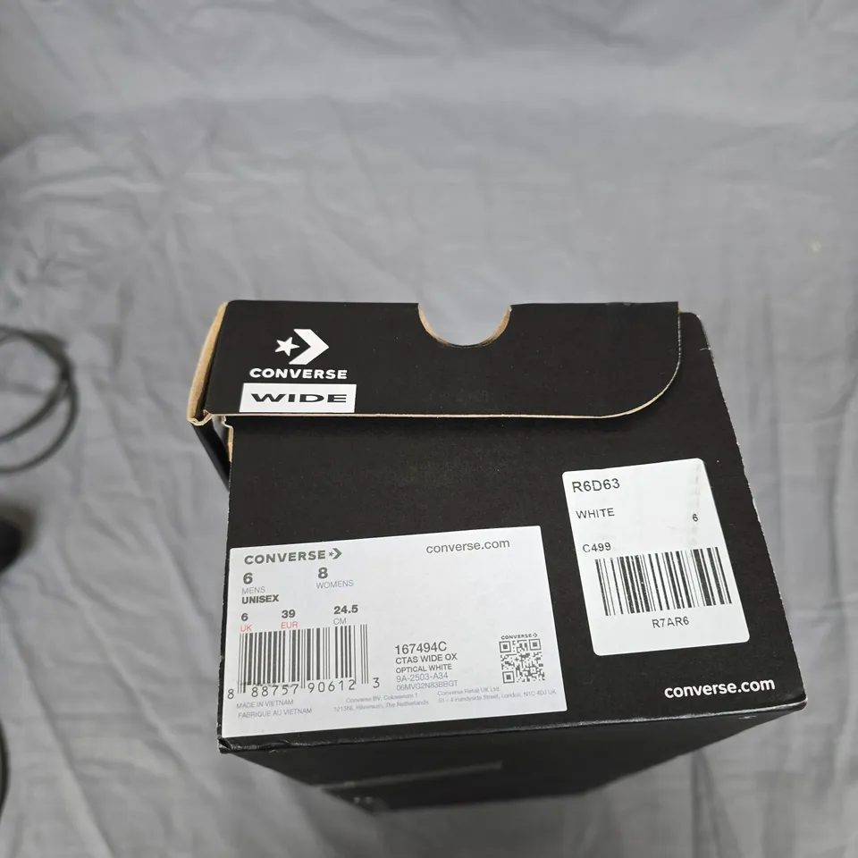 CONVERSE WHITE LOW-TOP SNEAKERS – WIDE, UK 6 (UNISEX)