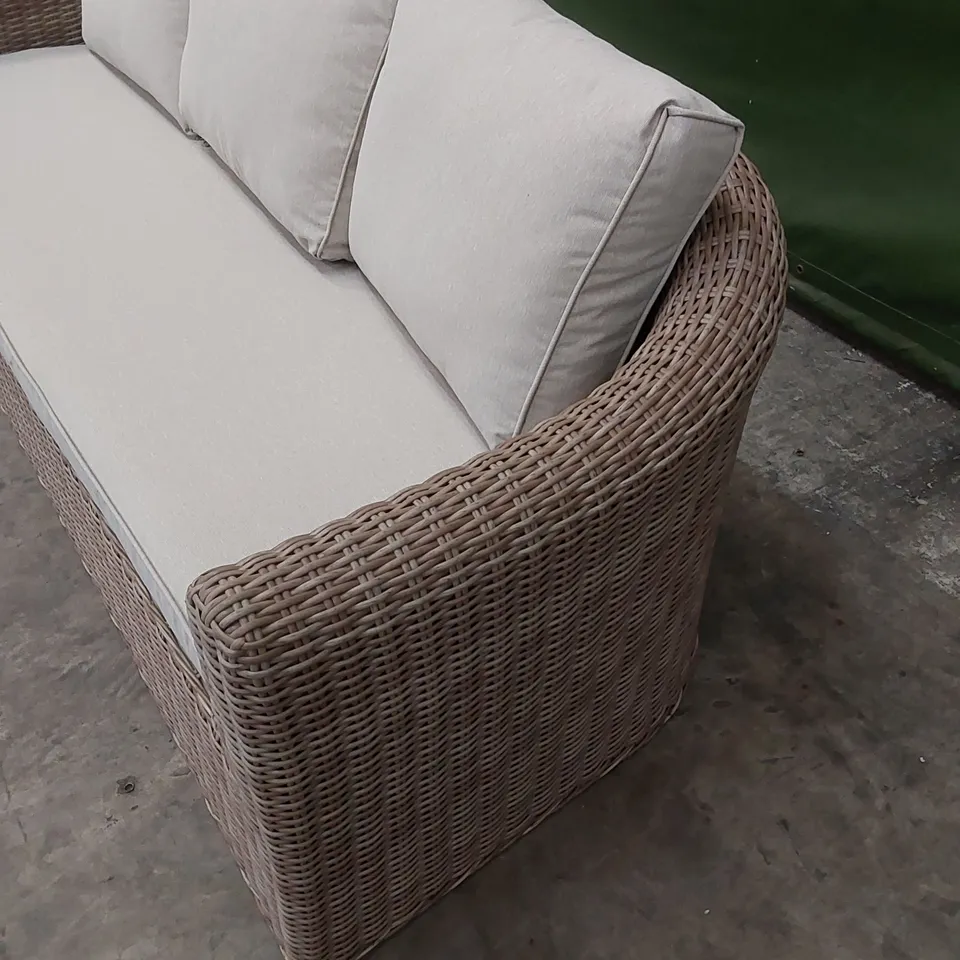 BOXED PRIMROSE LIVING GARDEN AND PATIO CURVED 3-SEATER SOFA NATURAL COLOUR WITH CUSHIONS