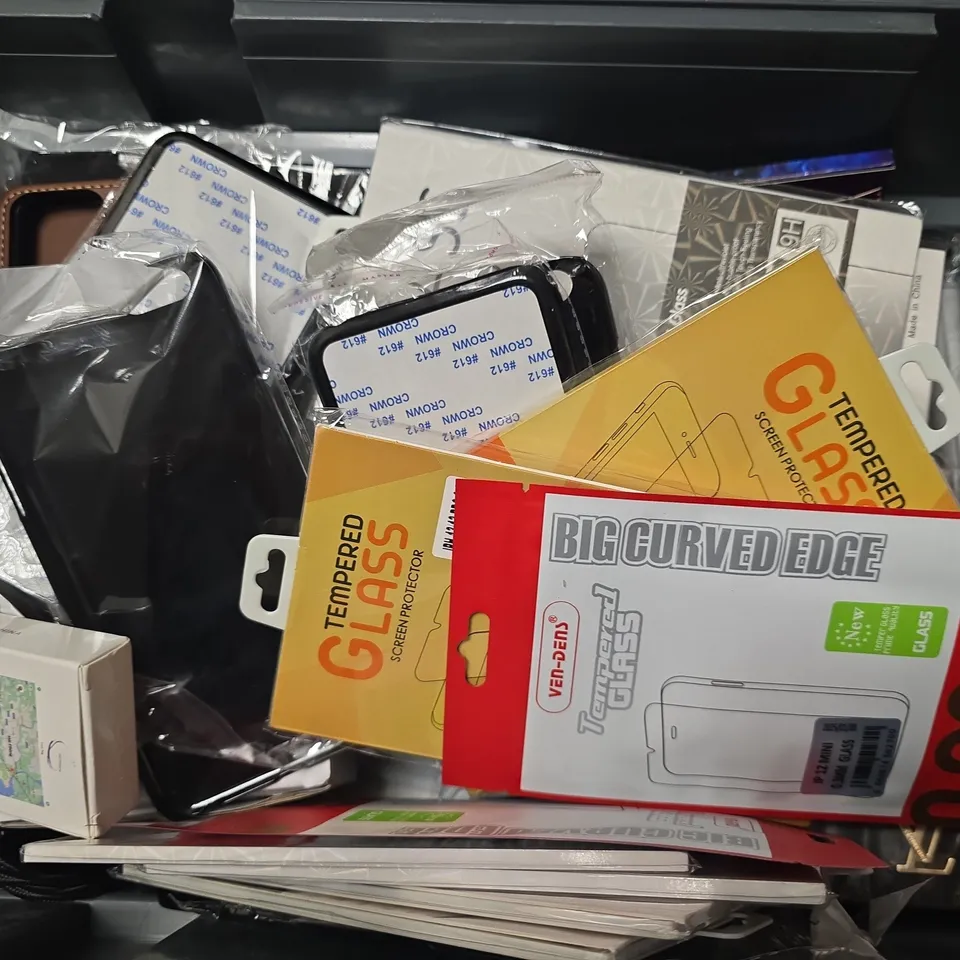 APPROXIMATELY 16 ASSORTED ITEMS TO INCLUDE - PHONE CASE , USB PLUG SOCKET , GLASS PRO TEMPERED GLASS ETC