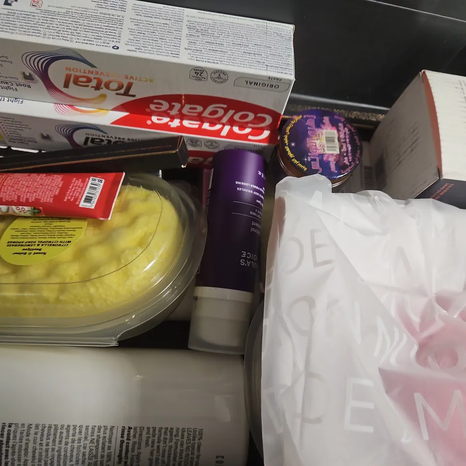 APPROXIMATELY 10 ASSORTED COSMETIC ITEMS TO INCLUDE COLGATE, ELIZABETH ARDEN, ETC - COLLECTION ONLY