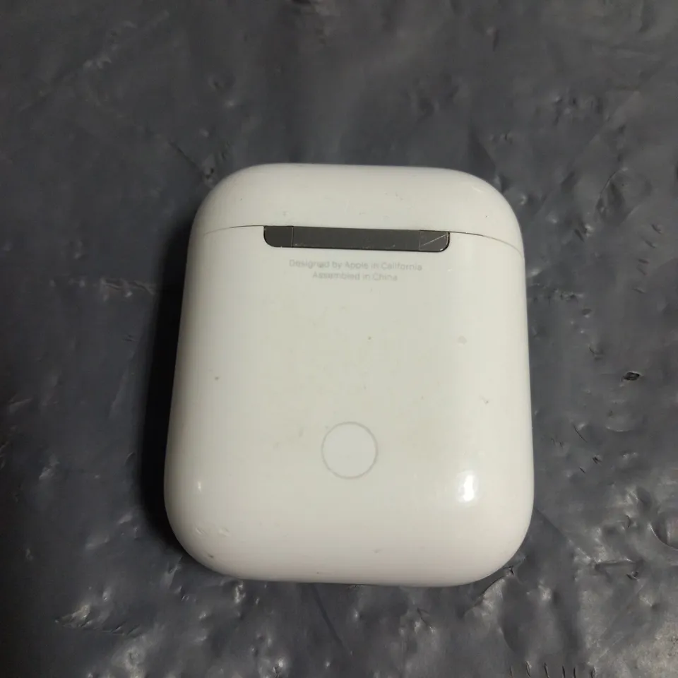 PAIR OF APPLE AIRPODS 2ND GEN IN WHITE