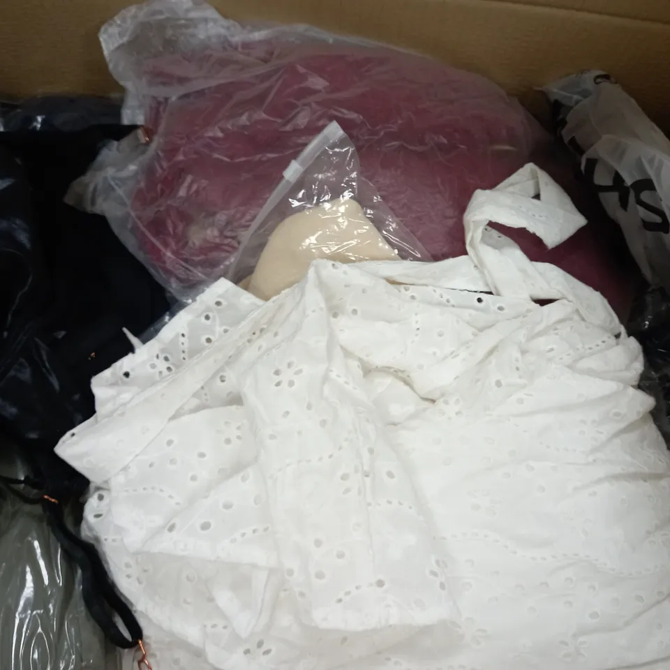 BOX OF APPROXIMATELY 25 ASSORTED CLOTHING ITEMS TO INCUDE - HOODIE , BAG , POLO SHIRT ETC