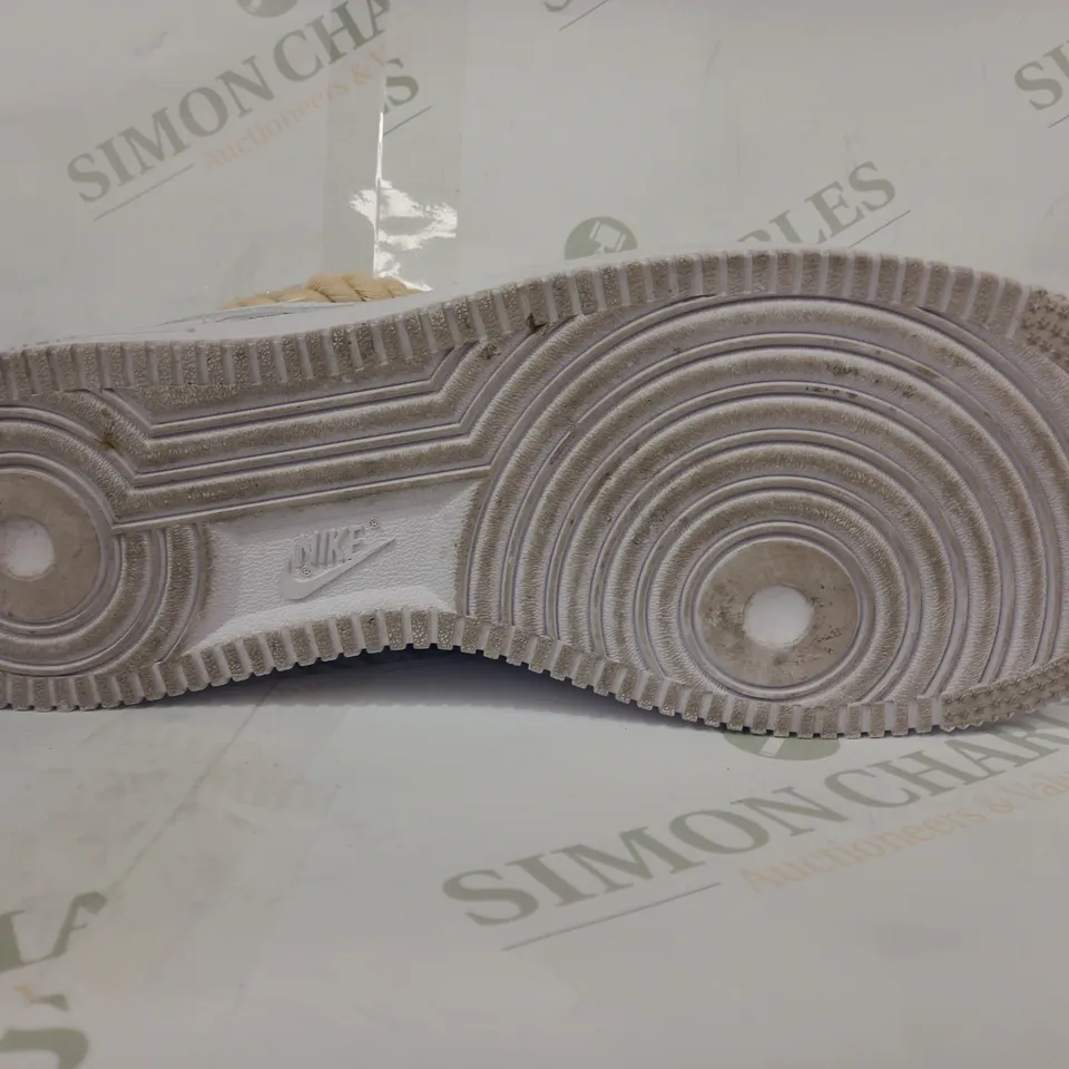 BOXED PAIR OF NIKE AIR FORCE 1 '07 SHOES IN WHITE W. ROPE LACE UK SIZE 8.5