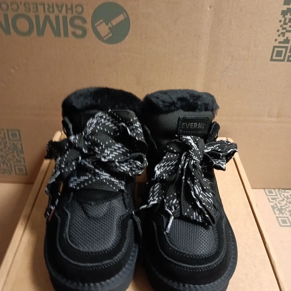 BOXED PAIR OF EVERAU BLACK MARBLED WINTER BOOTS – UK 5.5 (EU 38)