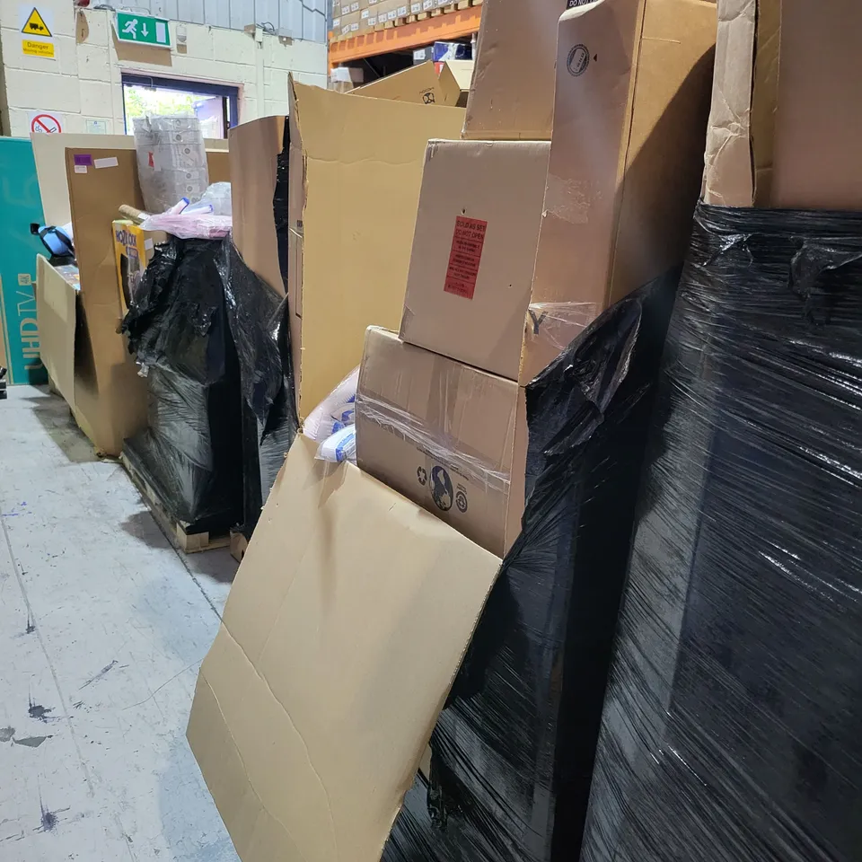 PALLET OF A SIGNIFICANT QUANTITY OF ASSORTED ITEMS TO INCLUDE METAL WIRE FRAME FOOD ORGANISER, BRUSH HEADS, COLLAPSIBLE FABRIC STORAGE BOX, MDESIGN FLAT PACK BEDSIDE TABLE, ETC