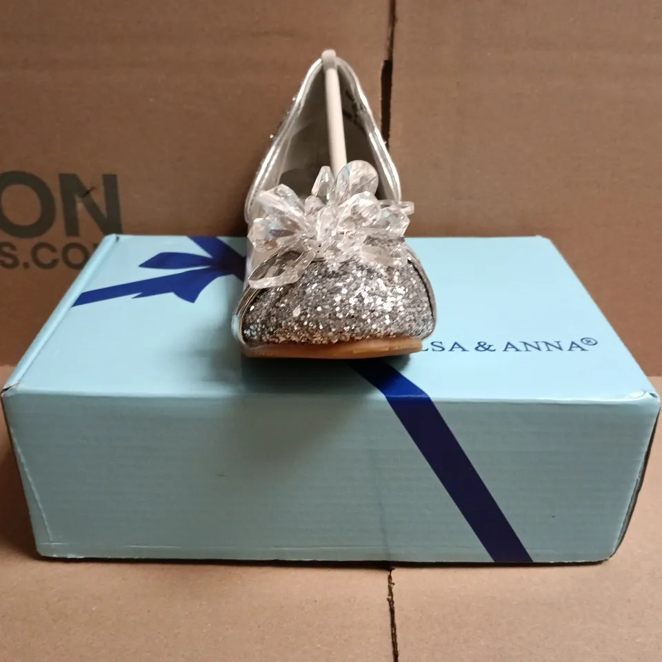 BOXED PAIR OF ELSA & ANNA KID'S LOW HEELED SHOWS IN SILVER GLITTER W. JEWEL DETAIL SIZE EU 27