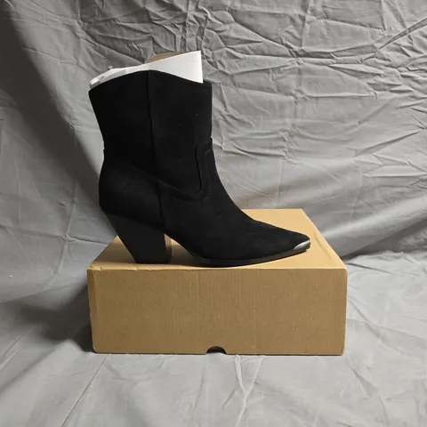 BOXED PAIR OF V BY VERY WOMENS POINTED TOE BLOCK HEEL BOOTS IN BLACK SIZE 5