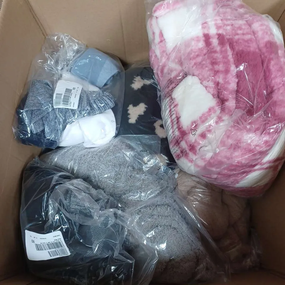 APPROXIMATELY 16 LADIES CLOTHING ITEMS IN VARIOUS COLOURS, SIZES AND STYLES