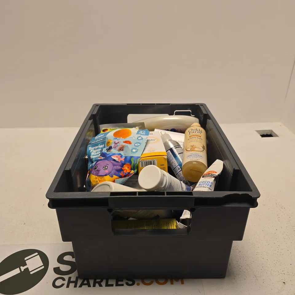 TOTE OF APPROXIMATELY 20 ASSORTED COSMETIC ITEMS TO INCLUDE JOHNSONS BABY, GARNIER, NO 7 EXFOLIATOR, CHILDS FARM ETC