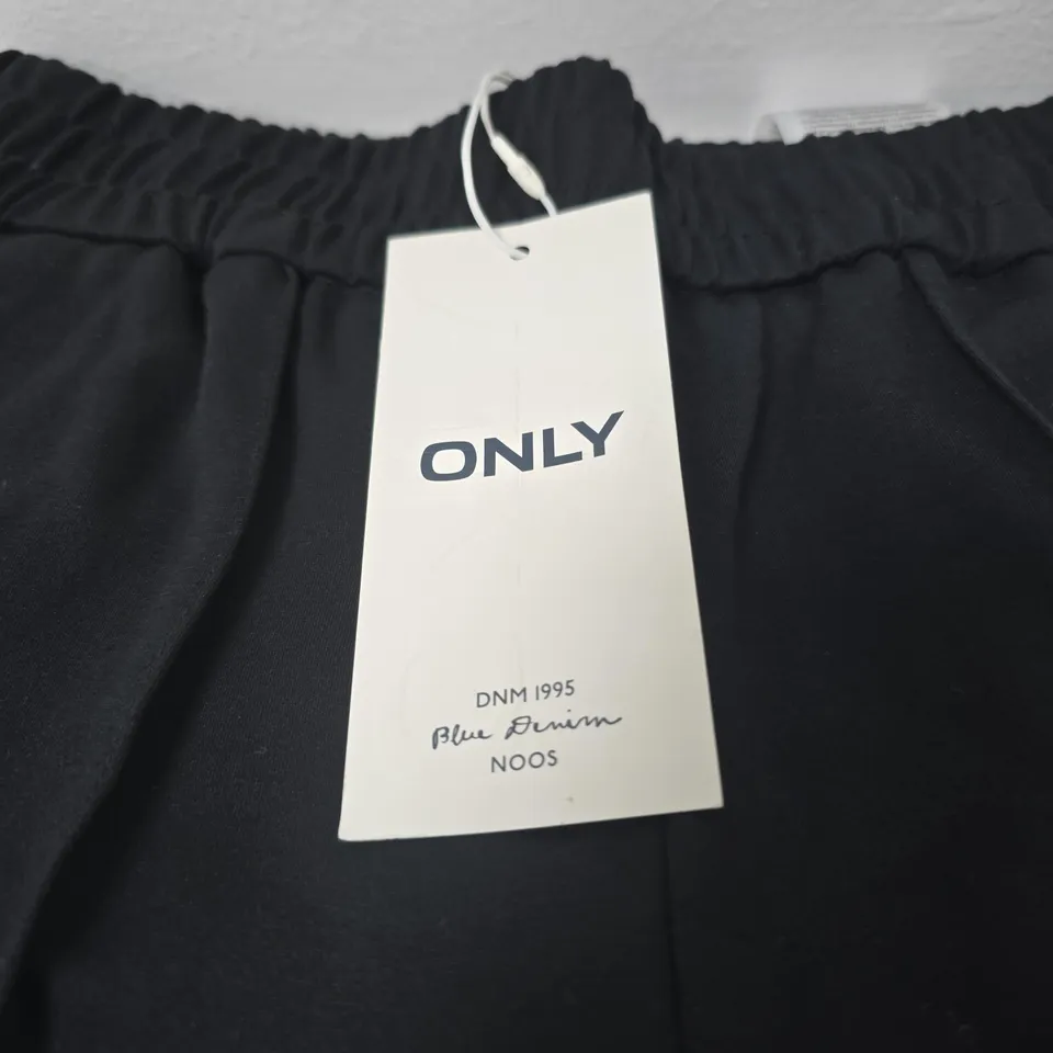 ONLY BLACK TRACKSUIT BOTTOMS – EU S / 30 (STYLE NO. 15235076)