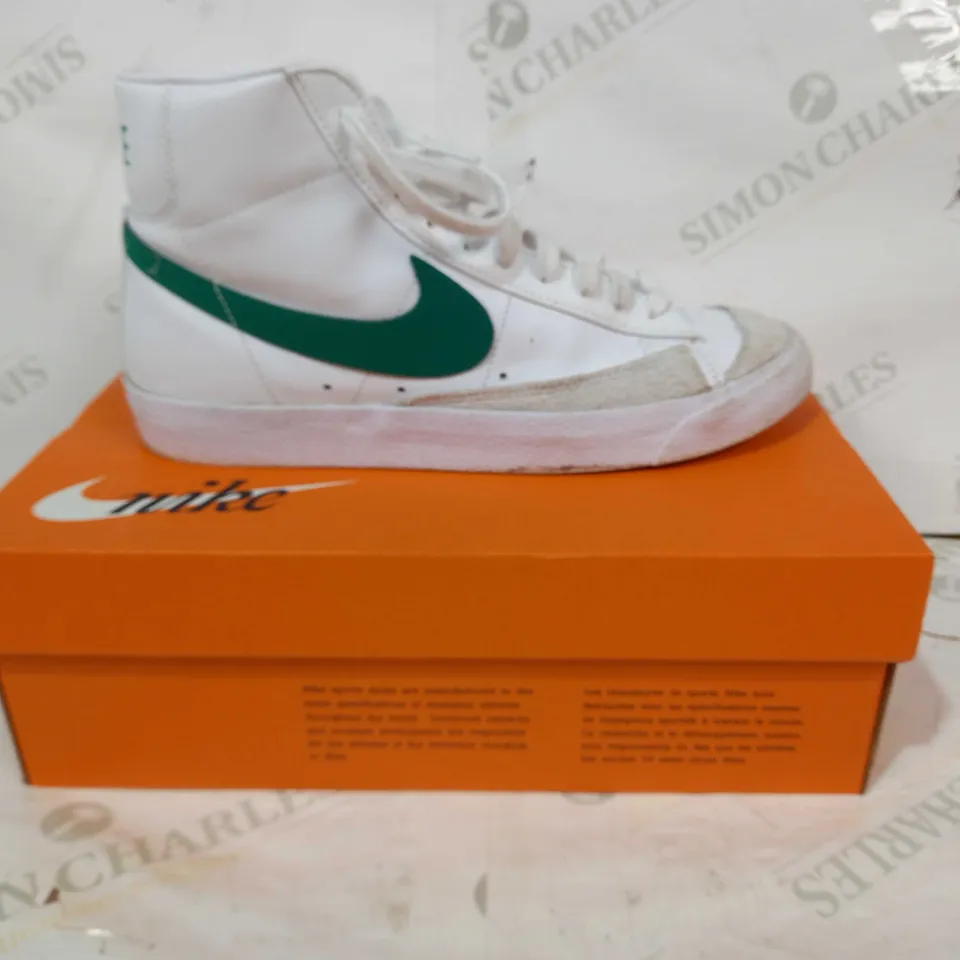 BOXED PAIR OF NIKE BLAZER '77 VINTAGE TRAINERS IN WHITE/GREEN UK SIZE 8.5