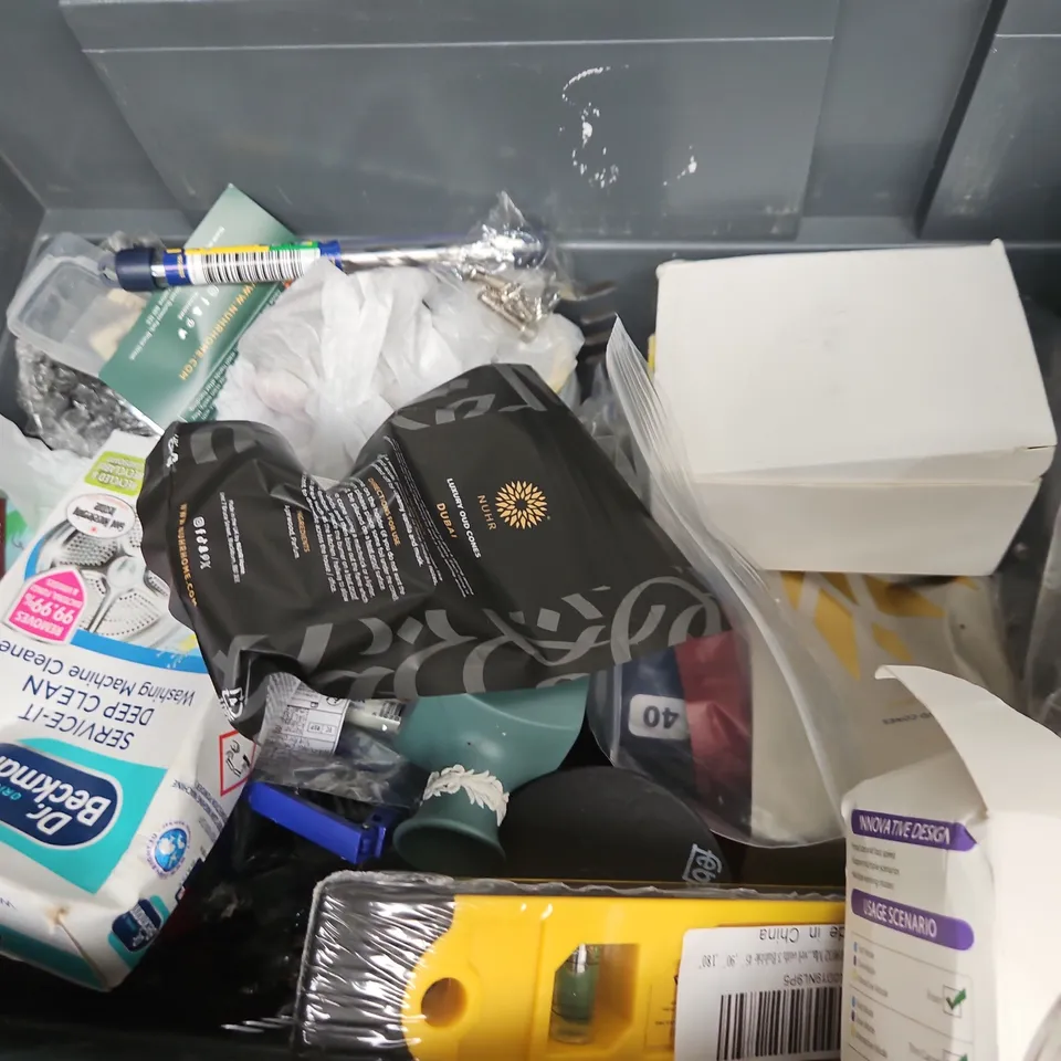 APPROXIMATELY 15 ASSORTED HOUSEHOLD ITEMS TO INCLUDE TIE-DYE INKS, PLATES, SCREWS, ETC