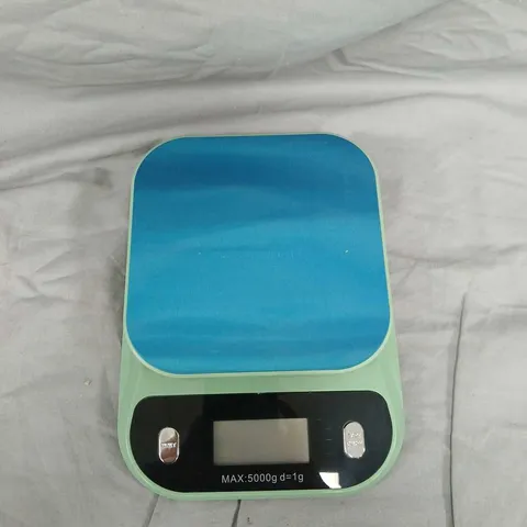 DIGITAL KITCHEN SCALE – TURQUOISE PLATFORM, 5 KG CAPACITY