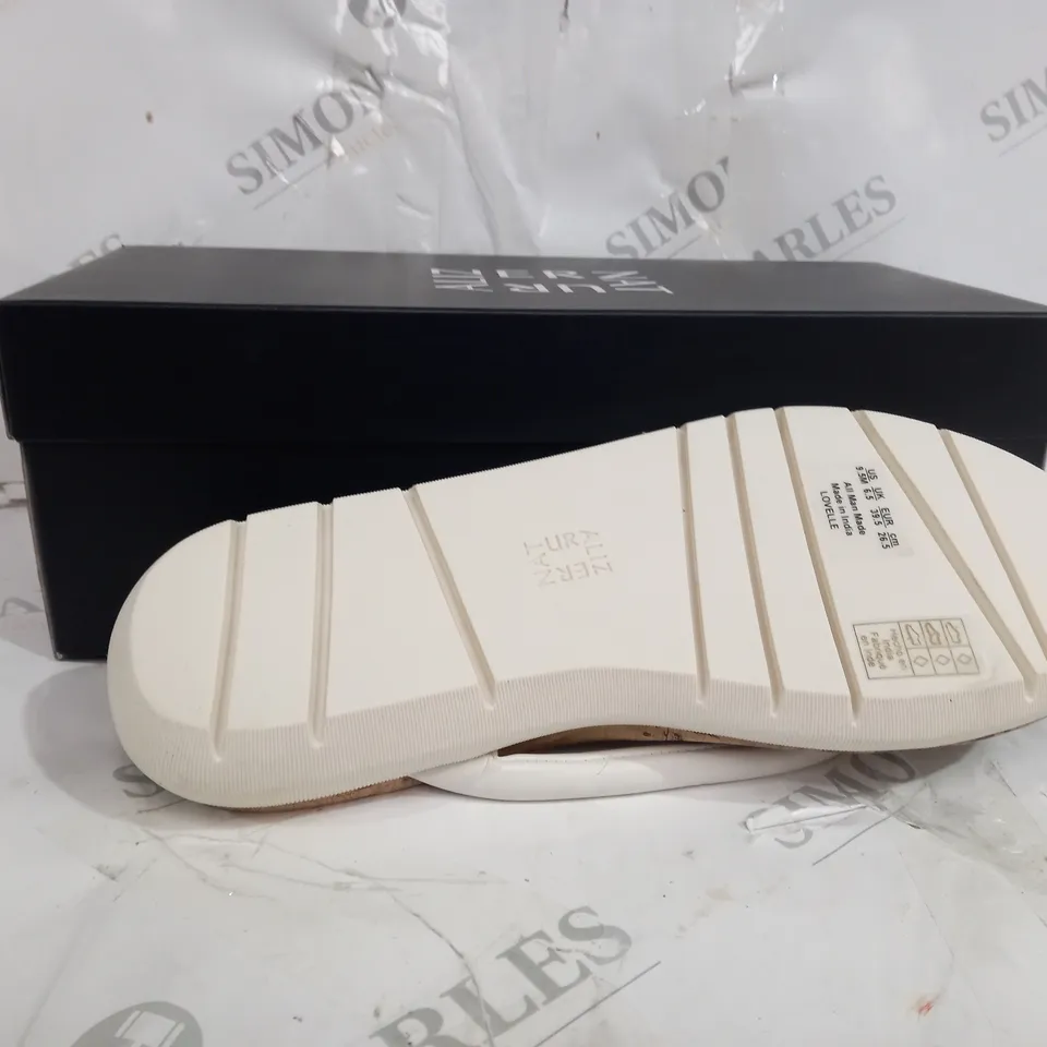 BOXED PAIR OF NATURALIZER SANDALS IN WHITE SIZE 6.5