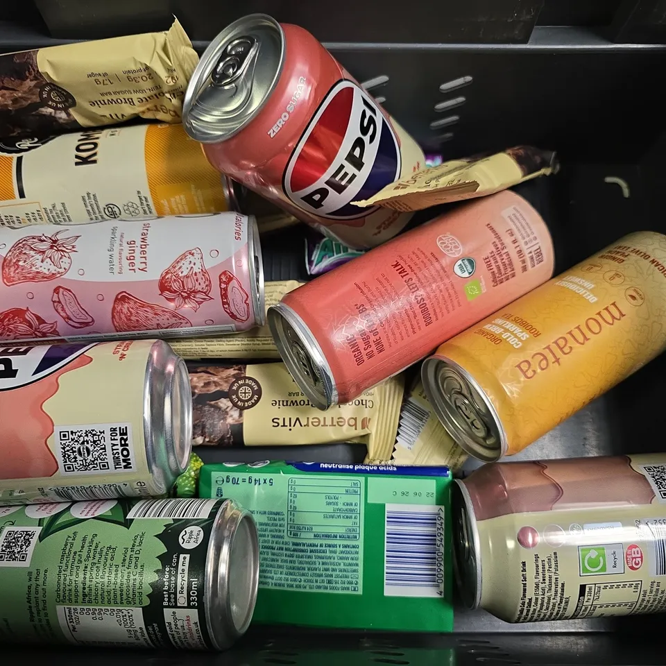 APPROXIMATELY 14 ASSORTED FOOD & DRINK ITEMS TO INCLUDE -  VOSS LEAMON CUCUMBER , AIRWAVES CHEWING GUM , PEPSI STRAWBERRIES & CREAM FLAVOUR ETC
