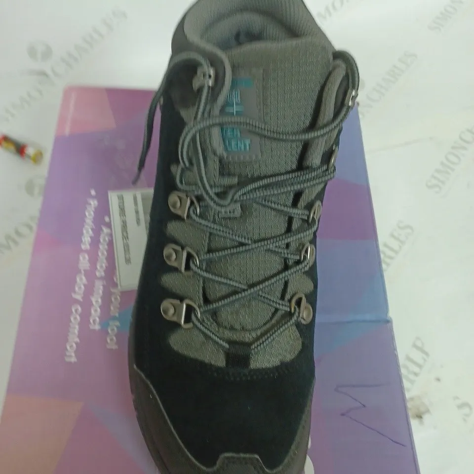 BOXED PAIR OF SKECHERS HIGH TOP LACE UP HIKER BOOT BLACK/GREY -SIZE 5.5