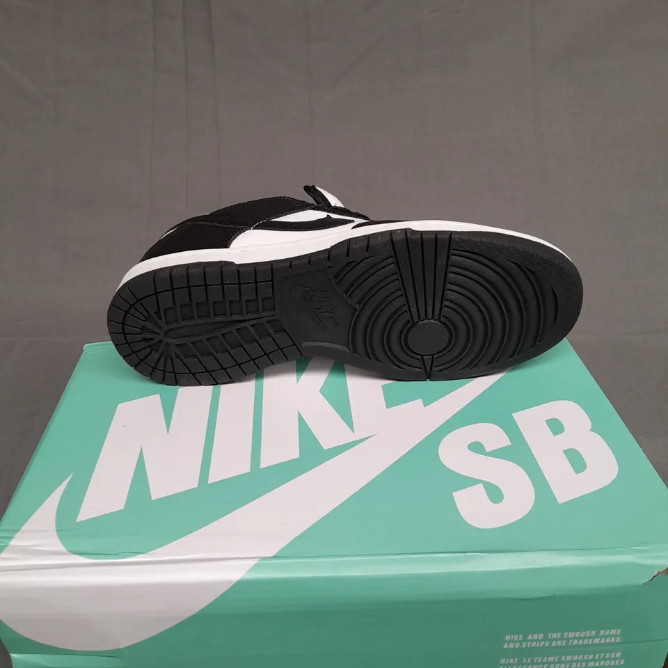 BOXED PAIR OF NIKE DUNKS LOW PANDA SIZE UK 6 