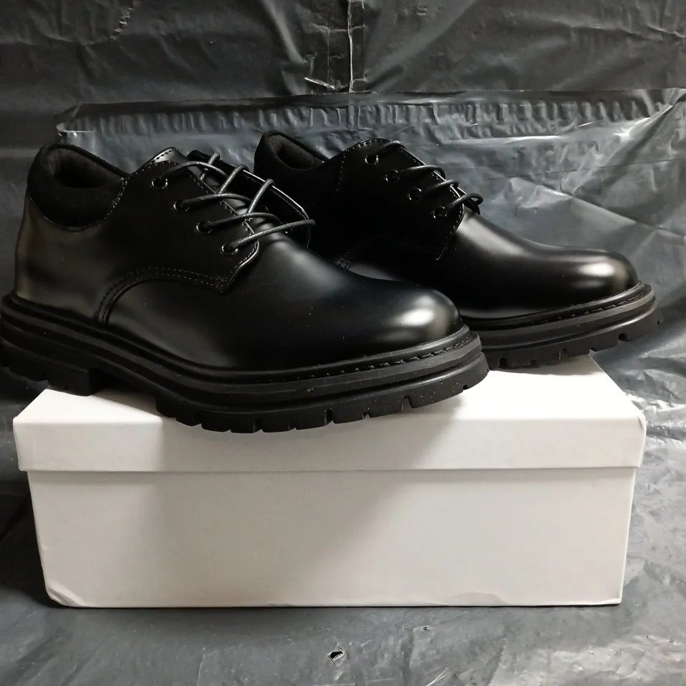 BOXED PAIR OF CONZURI CHUNKY SHOES IN BLACK SIZE UK 9                                        