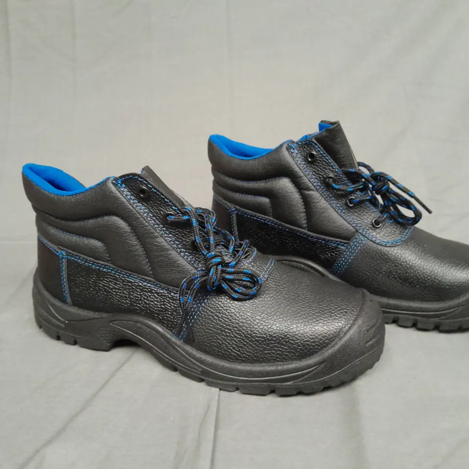 BOXED PAIR OF SAFETY SHOES BY REMISBERG BLACK/NAVY BOOTS SIZE 43