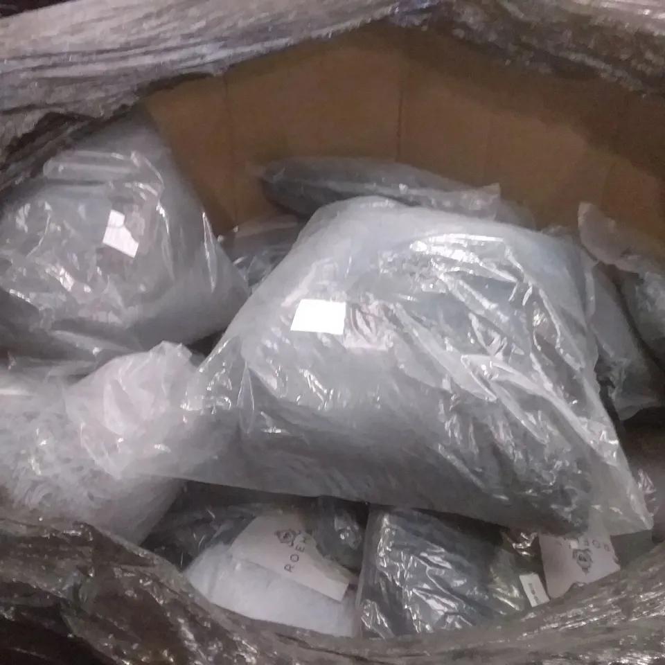 PALLET OF ASSORTED ROEHALL PET BEDS