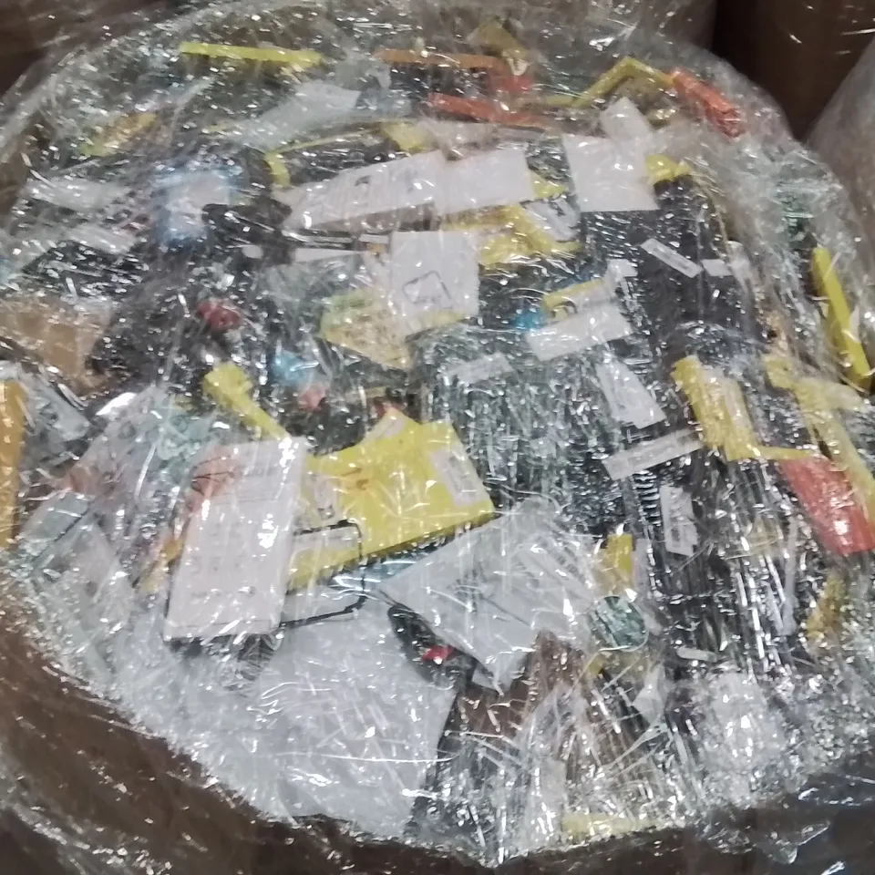 PALLET CONTAINING A LARGE QUANTITY OF