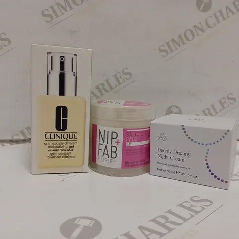 APPROXIMATELY 10 ASSORTED HEALTH AND BEAUTY PRODUCTS TO INCLUDE CLINIQUE DRAMATICALLY DIFFERENT MOISTURISING GEL, NIP + FAB SALICYLIC FIX PADS, LOOK FABULOUS FOREVER DEEPLY DREAMY NIGHT CREAM 