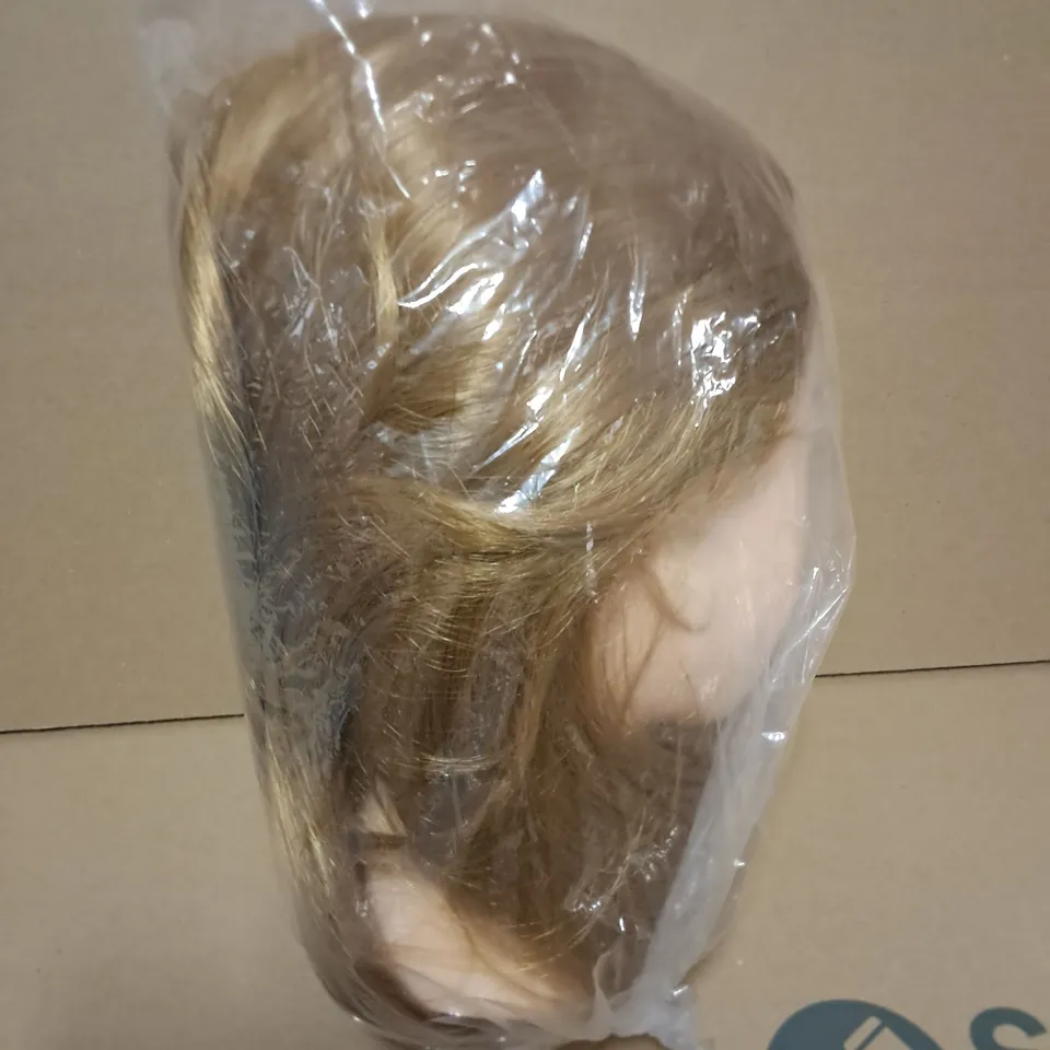 FEMALE STYLING HEAD WITH BROWN HAIR 