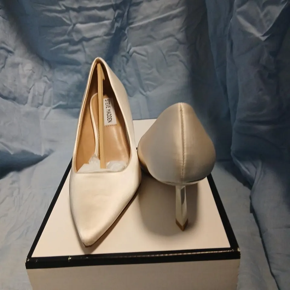 STEVE MADDEN IVORY PEARL PUMPS – UK 3 (EU 36)