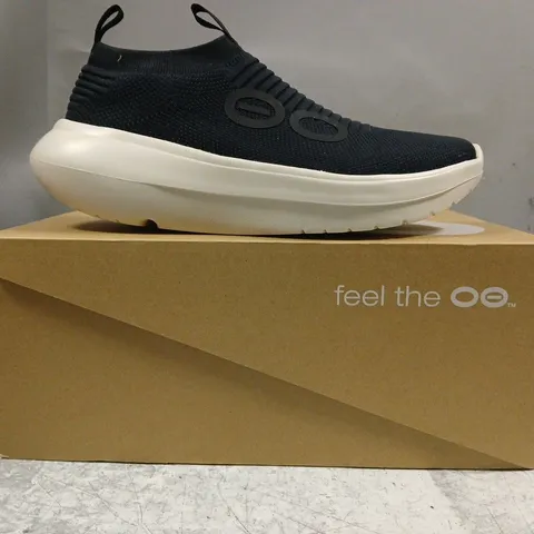 BOXED PAIR OF OOFOS SHOES IN CHALK BLACK SIZE UK 9