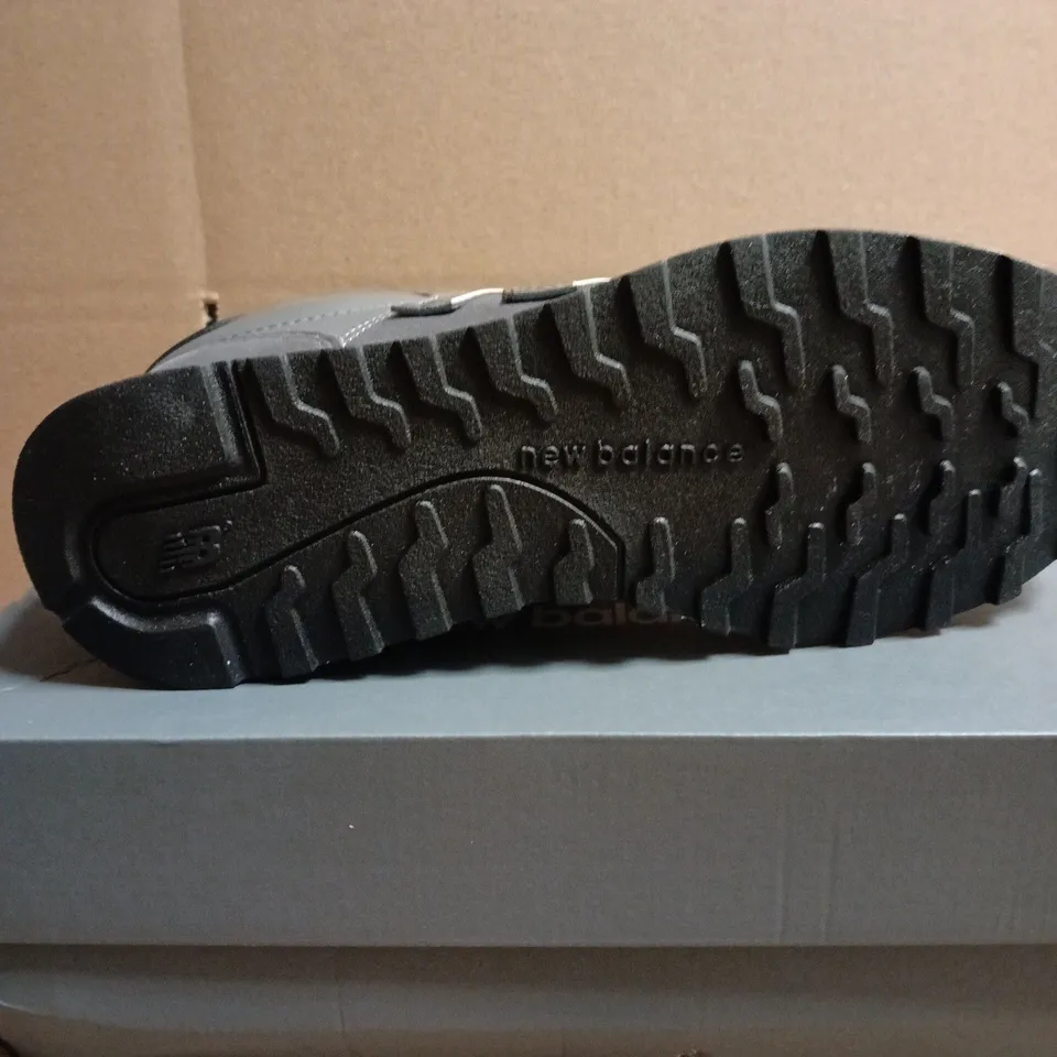 BOXED PAIR OF NEW BALANCE 500 TRAINERS – GREY/CHARCOAL, UK 7