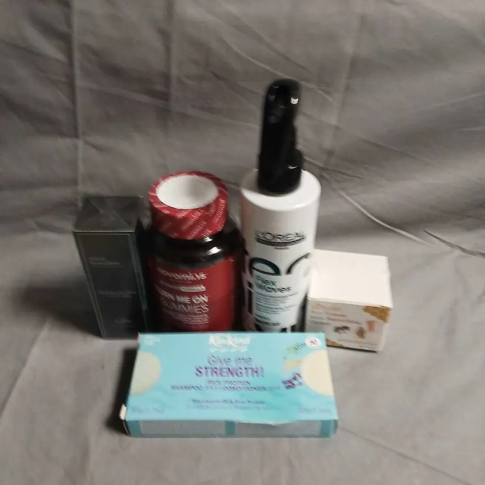APPROXIMATELY 15 ASSORTED HEALTH & BEAUTY PRODUCTS TO INCLUDE GUMMIES, FACE SERUM AND L'OREAL
