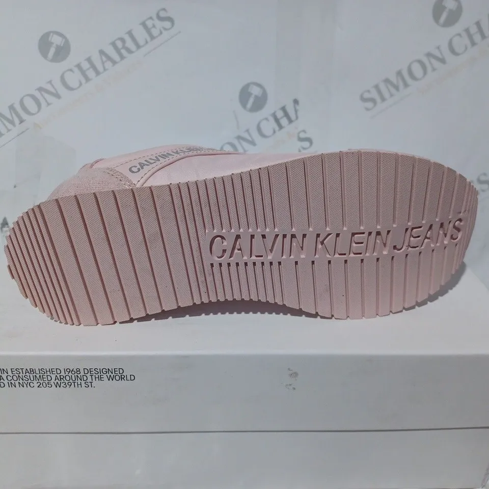 BOXED CALVIN KLEIN JEANS JILL LOW TOP TRAINER IN PINK - UK 2 