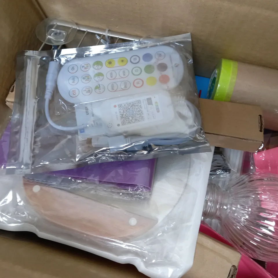 APPROXIMATELY 20 ASSORTED ITEMS TO INCLUDE HARRIS PAINT BRUSH SET, STAINLESS STEEL DOUGH CUTTER, WATER BOTTLE ETC. 