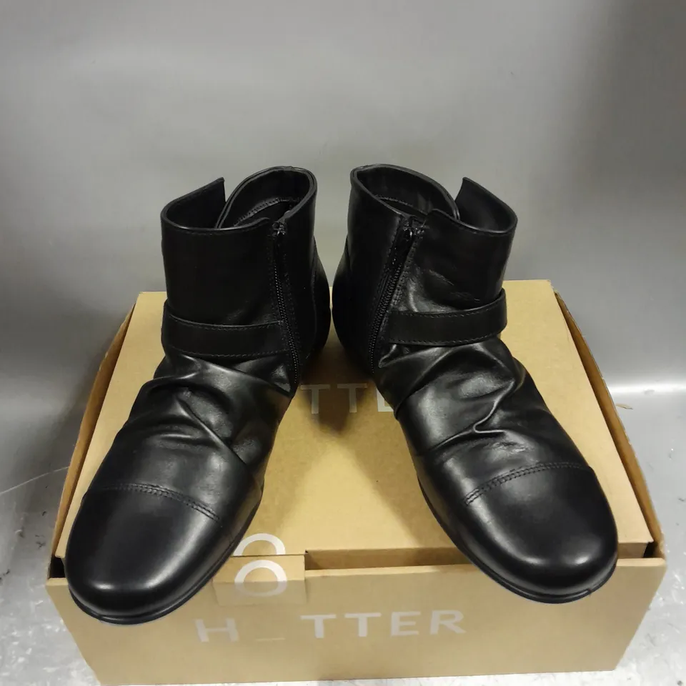 BOXED PAIR OF HOTTER HAMPSTEAD WRINKLE ANKLE BOOT IN BLACK SIZE 6.5