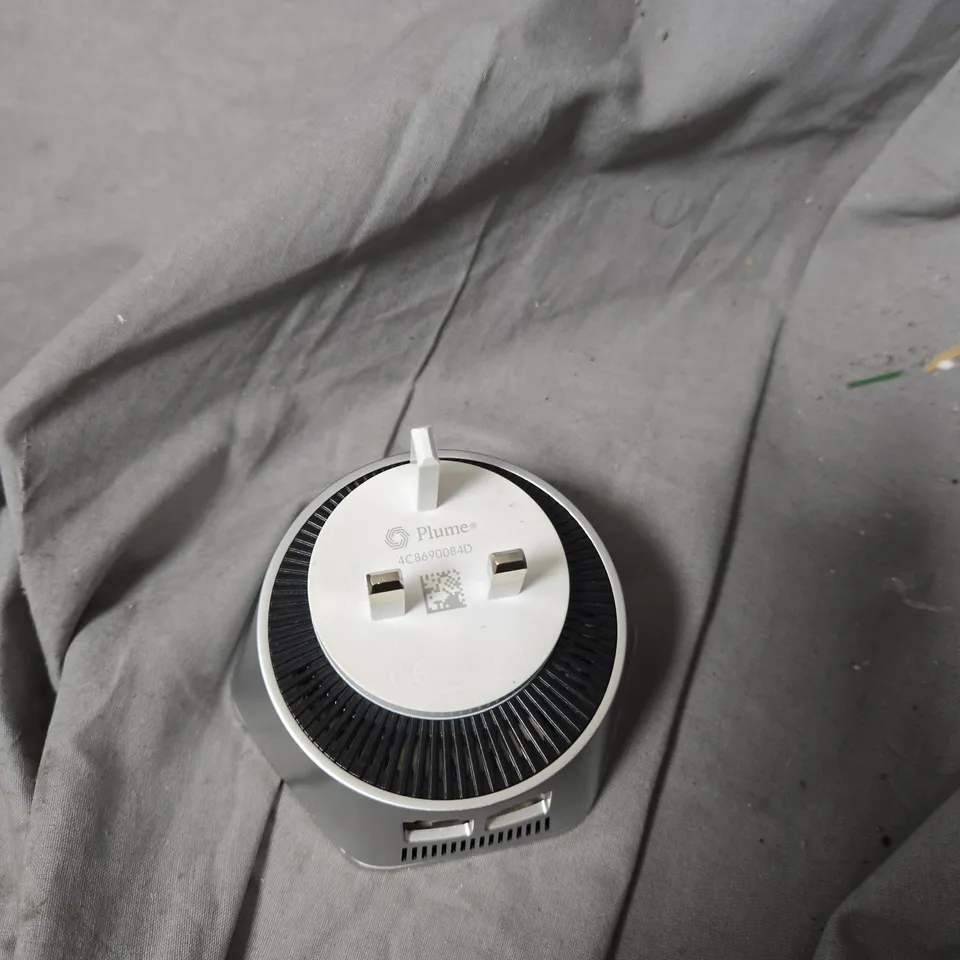 BOX OF APPOXIMATELY 7 ASSORTED ELECTRICAL ITEMS INCLUDING PANASONIC BLU RAY DISC PLAYER AND PLUME PLUG IN 