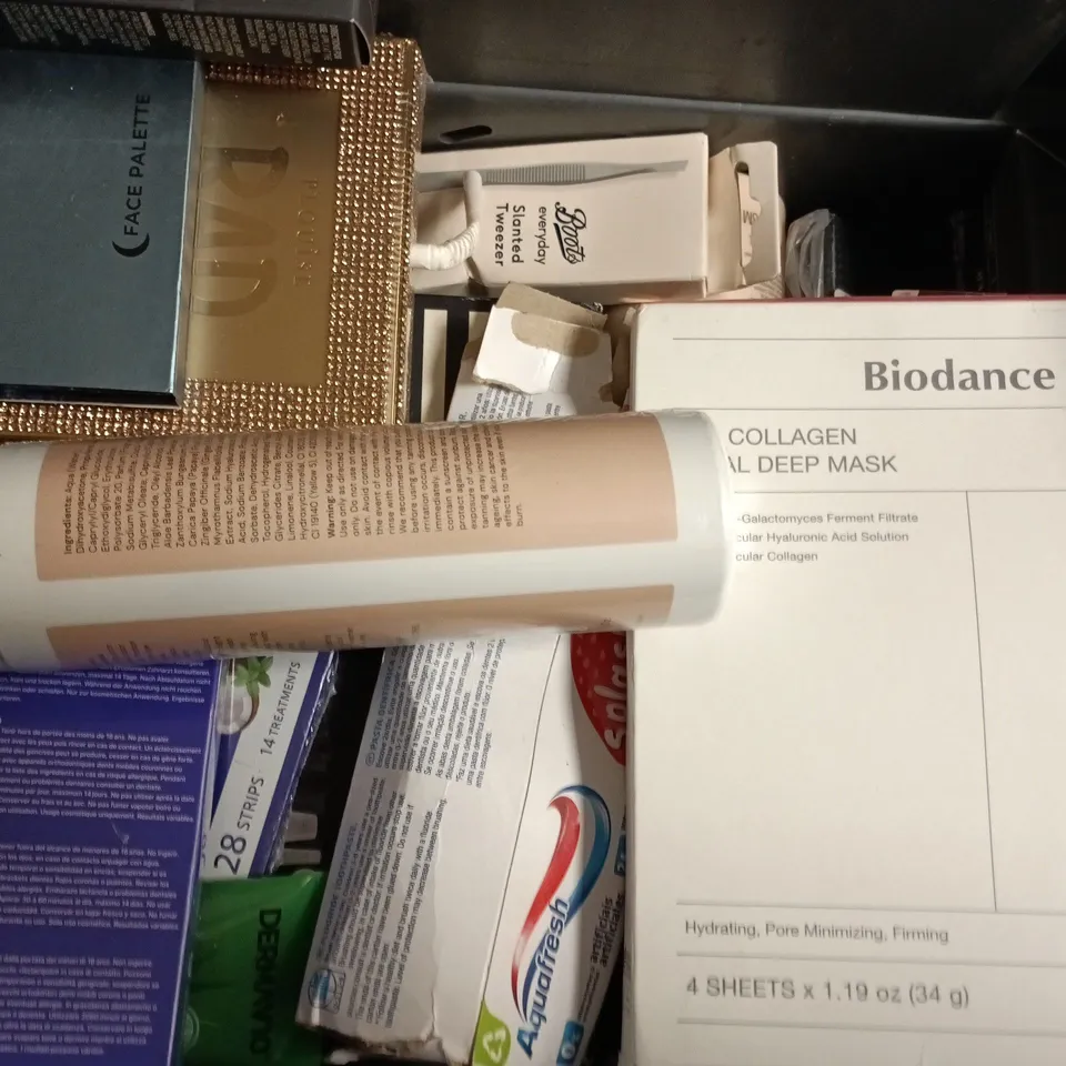 APPROXIMATELY 18 ASSORTED COSMETIC ITEMS TO INCLUDE CETAPHIL, RITUALS, ETC - COLLECTION ONLY