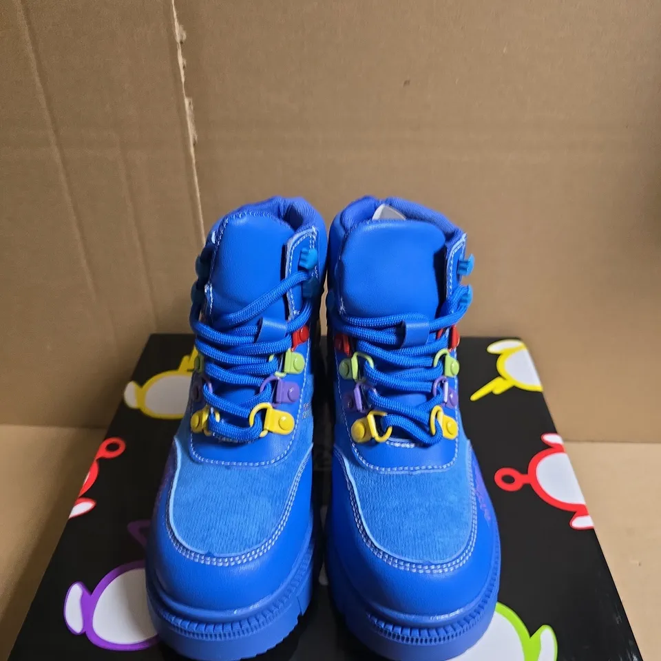 BOXED PAIR OF KOI HOME HIM TELETUBBIES KIDZ BOOTS - BLUE - SIZE 11