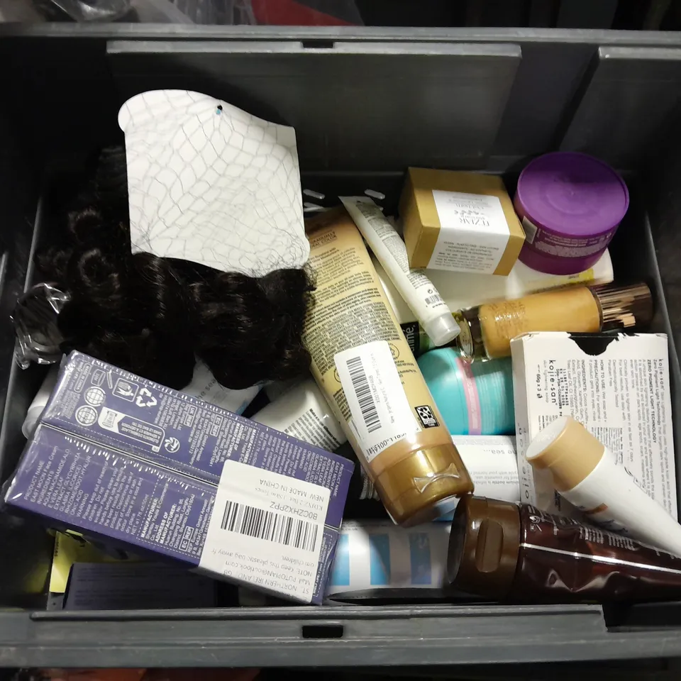 APPROXIMATELY 20 ASSORTED COSMETICS PRODUCTS TO INCLUDE - JOHNSON'S BABY LOTION - DENTINOX CRADLE CAP SHAMPOO - GARNIER BODY LOTION