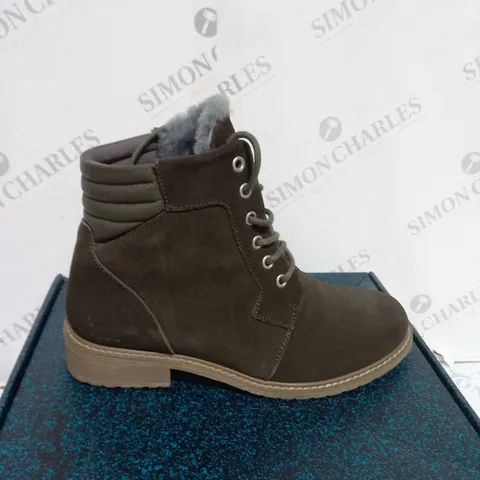 BOXED PAIR OF EMU EXPLORER BIRICET LACE UP WATERPROOF ANKLE BOOTS IN DARK OLIVE - UK SIZE 6
