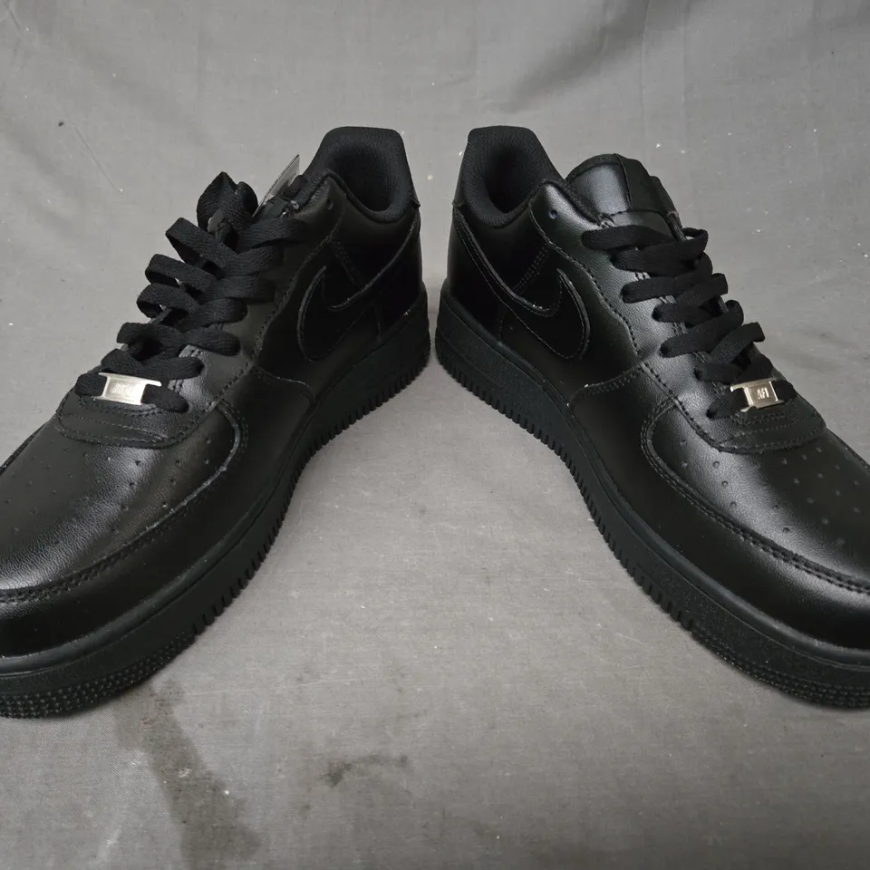 PAIR OF NIKE AIR FORCE 1 SHOES IN BLACK UK SIZE 12