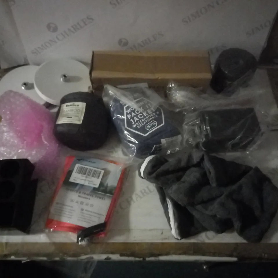 GROUP OF APPROX 10 ASSORTED ITEMS TO INCLUDE BAMBOO PILLOW COVERS, RAINCOAT, SOAP PUMP ETC