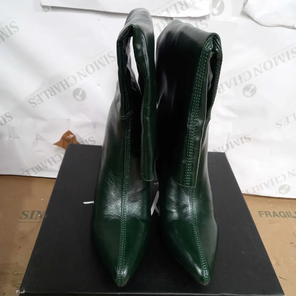 BOXED PAIR OF NASTY GAL KITTEN KNEE BOOTS IN DARK GREEN SIZE 3