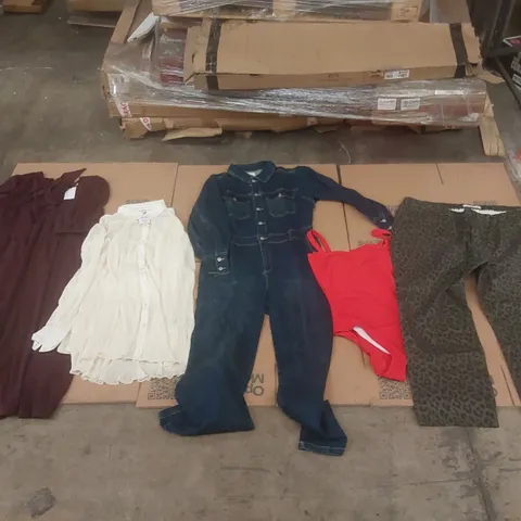 PALLET CONTAINING APPROXIMATELY 450x BRAND NEW ASSORTED DESIGNER CLOTHING ITEMS INCLUDING: SIMPLY BE JEANS, MAGISCULPT BATHING SUIT, JD WILLIAMS TOPS, SIMPLY BE DRESSES ECT