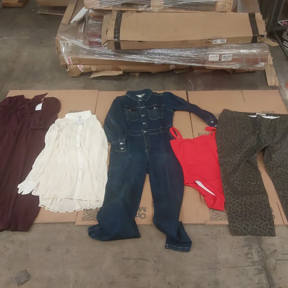 PALLET CONTAINING APPROXIMATELY 450x BRAND NEW ASSORTED DESIGNER CLOTHING ITEMS INCLUDING: SIMPLY BE JEANS, MAGISCULPT BATHING SUIT, JD WILLIAMS TOPS, SIMPLY BE DRESSES ECT