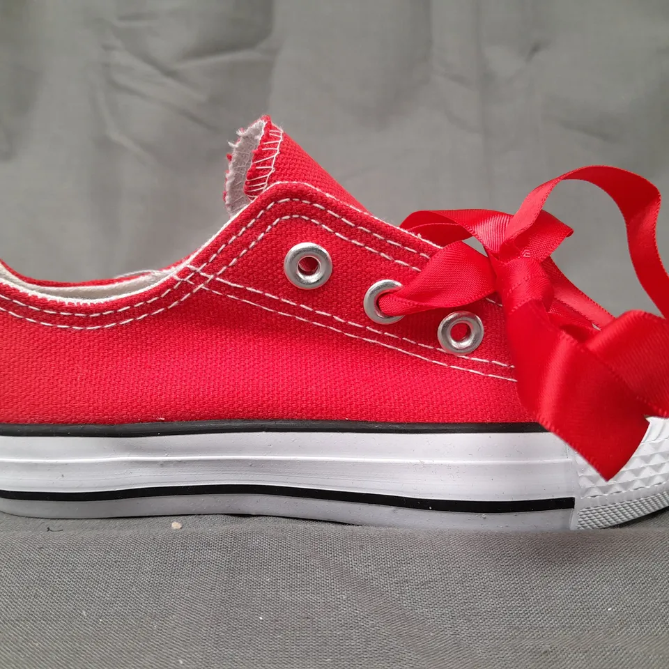 BOX OF APPROXIMATELY 10 PAIRS OF DESIGNER SHOES IN RED W. JEWEL EFFECT - VARIOUS SIZES